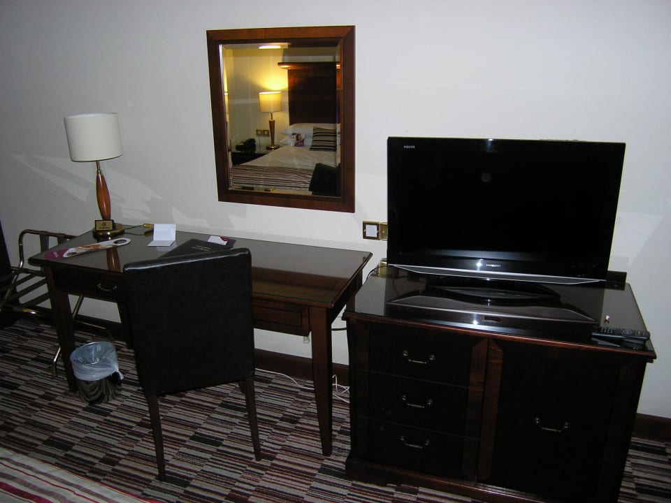 Tee mit Tassen zum Aufbrühen unter dem Fernseher The Principal Edinburgh Charlotte Square
