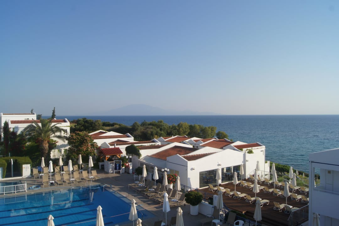 Widok na basen i morze z balkonu AluaSoul Zakynthos - Adults only
