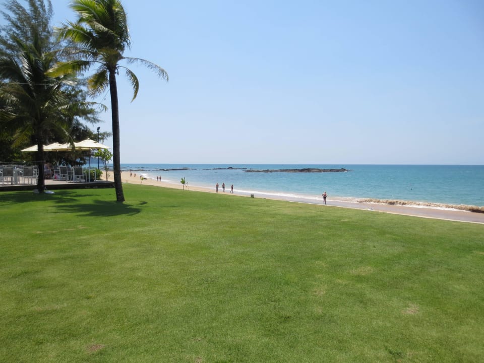 Strandsicht nach Links The Sands Khao Lak by Katathani