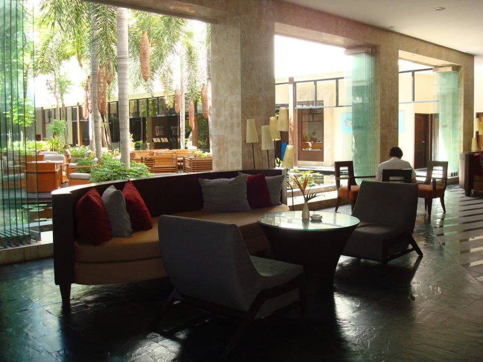 Sitzgelegenheit am Eingang Holiday Inn Resort Phuket