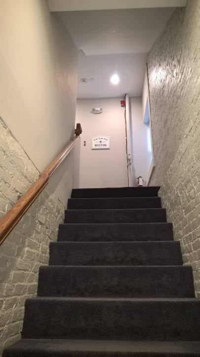 Eingangstreppe West Broadway Quarters by Short Term Rentals Boston
