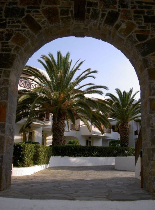 Durchgang vom Strand zu den Hotelgebäuden im Garten Alexander Beach Hotel & Village Resort