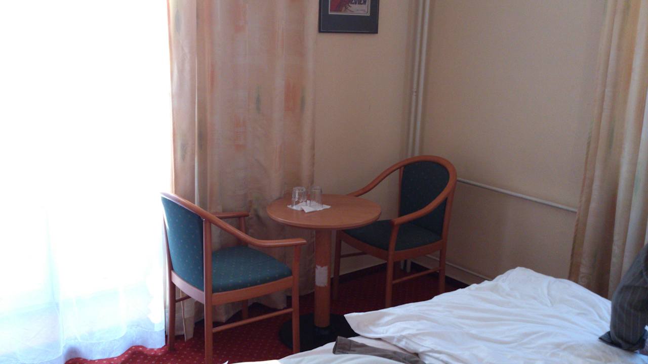 Sitzecke mit gläser ggf aschenbecher Hotel Aron