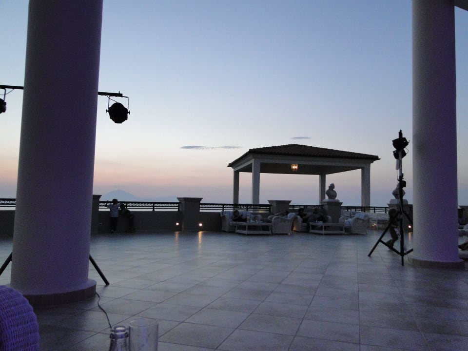Taras lobby baru i scena Grecotel La Riviera at Riviera Olympia & Aqua Park