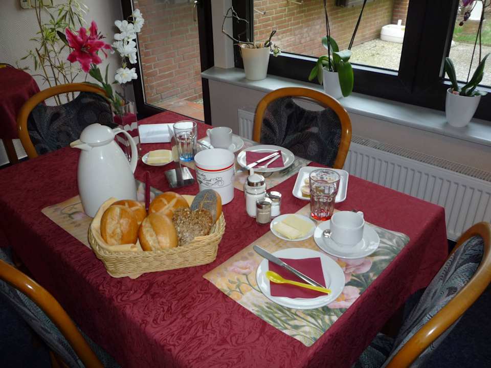 Frühstückstisch mit frischen Brötchen vom Bäcker Pension Pamina
