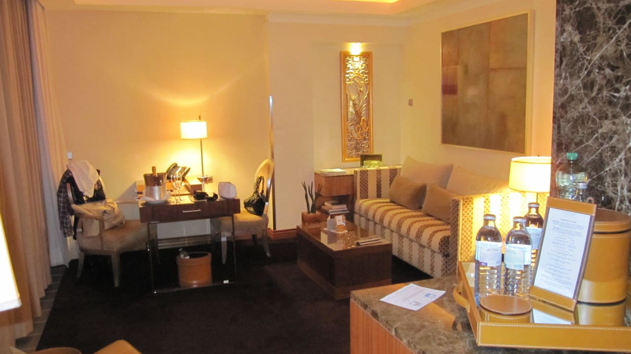 Wohnbereich Deluxe Room Falkensteiner Schlosshotel Velden