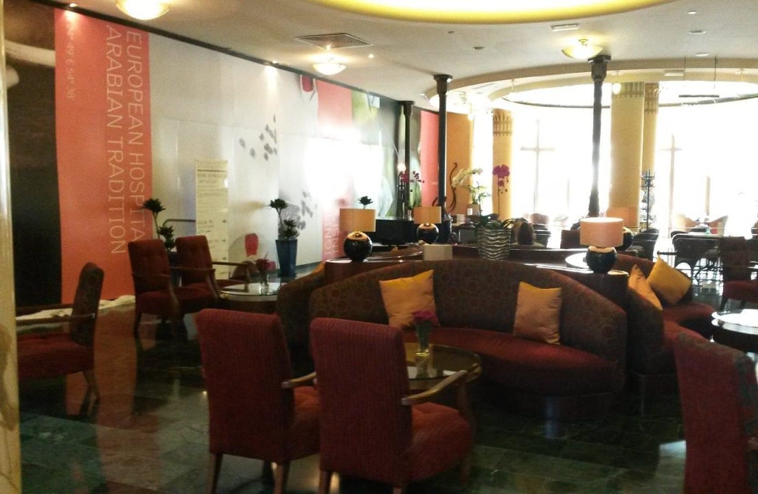 Eingangsbereich und Bistro/Cafe Le Meridien Abu Dhabi Resort