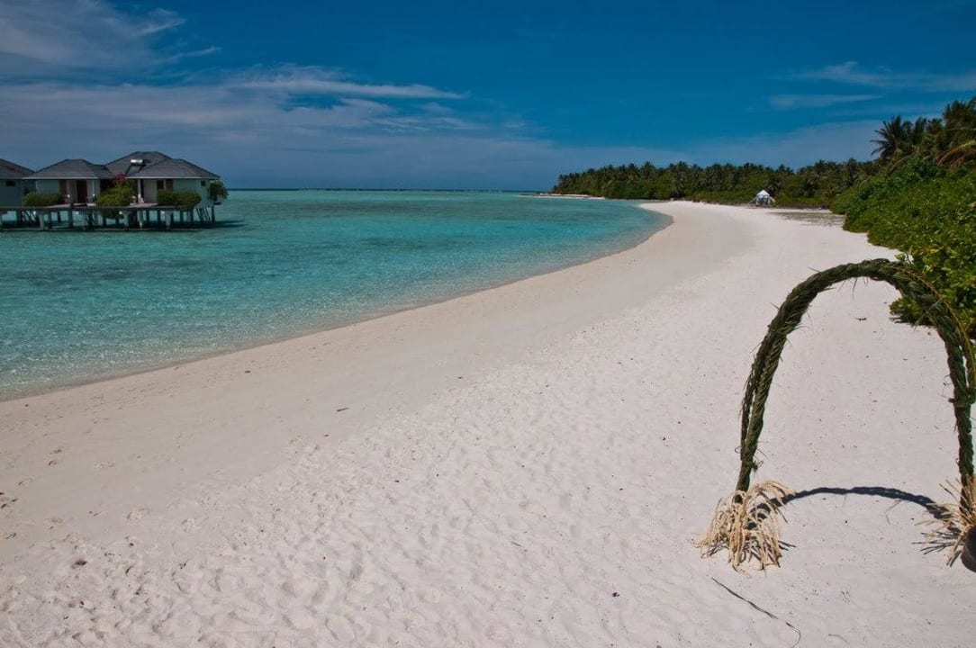 Strand im Süden bei den Water Bungalows Villa Park Sun Island