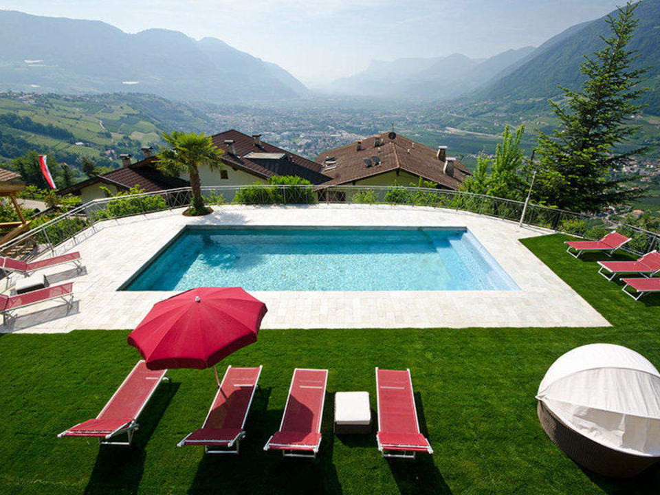 Panoramaschwimmbad mit Blick auf Schloss Tirol Hotel Kronsbühel