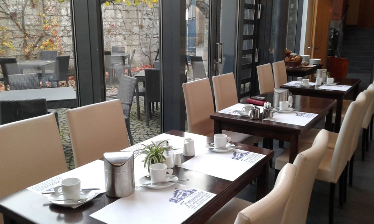Frühstücksbereich Stadt-gut-Hotel Fronveste - Das Alte Knasthaus