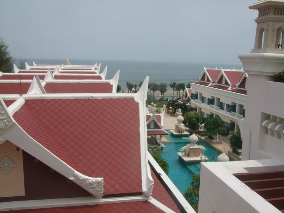 Blick vom Hotel zum Pool Hotel Grand Pacific Sovereign Resort & Spa