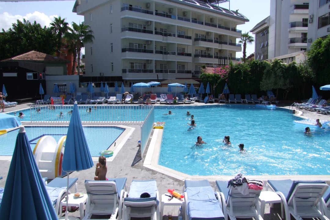 Blick auf die Poolanlage Avena Resort & Spa