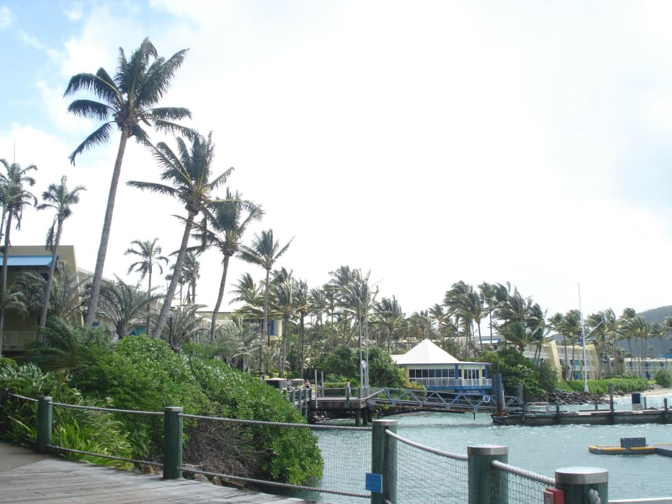 Steg um die Insel mit Haupthaus Daydream Island Resort and Spa