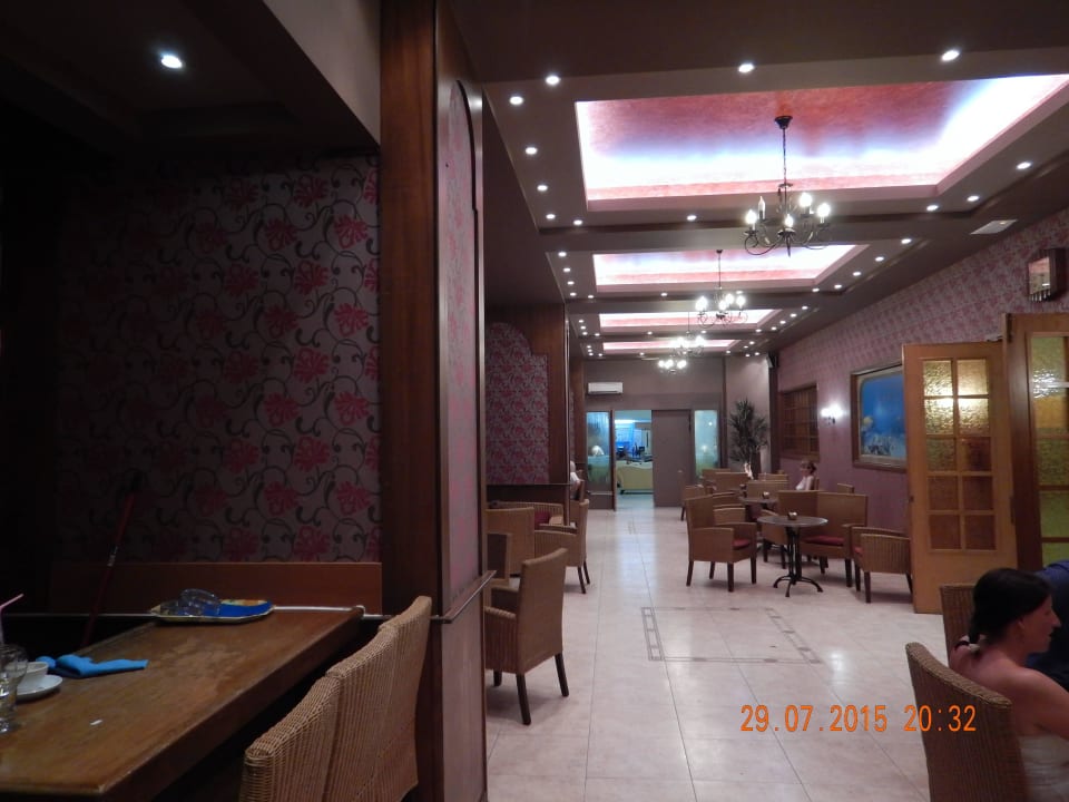 80 Tahre Stil in der Bar Irene Palace Beach Resort