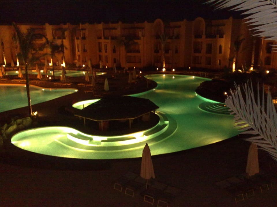 Der Pool von unserem Balkon aus gesehen bei Nacht Stella Beach Resort & Spa Makadi Bay