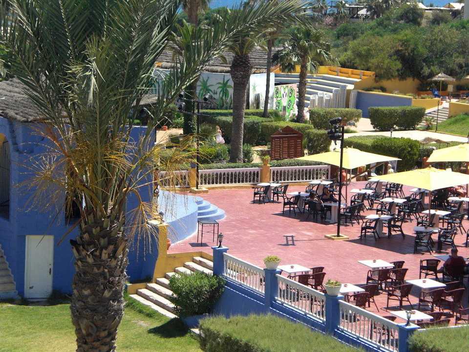 Bühne mit Bar Hawai Beach Club