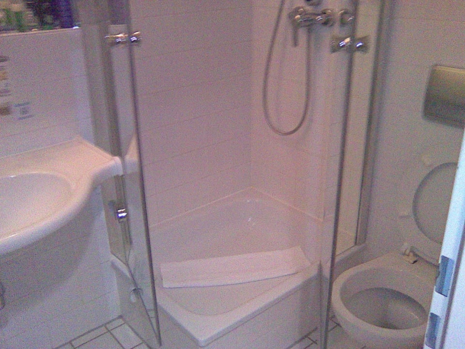 Dusche - Türen lassen sich nicht ganz öffnen SORAT Hotel Brandenburg