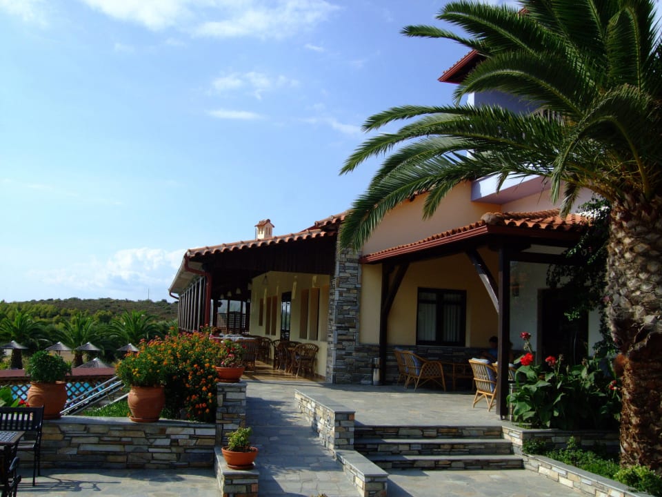 Rechts im Gebäude befindet sich die Rezeption Blue Dolphin Resort Hotel