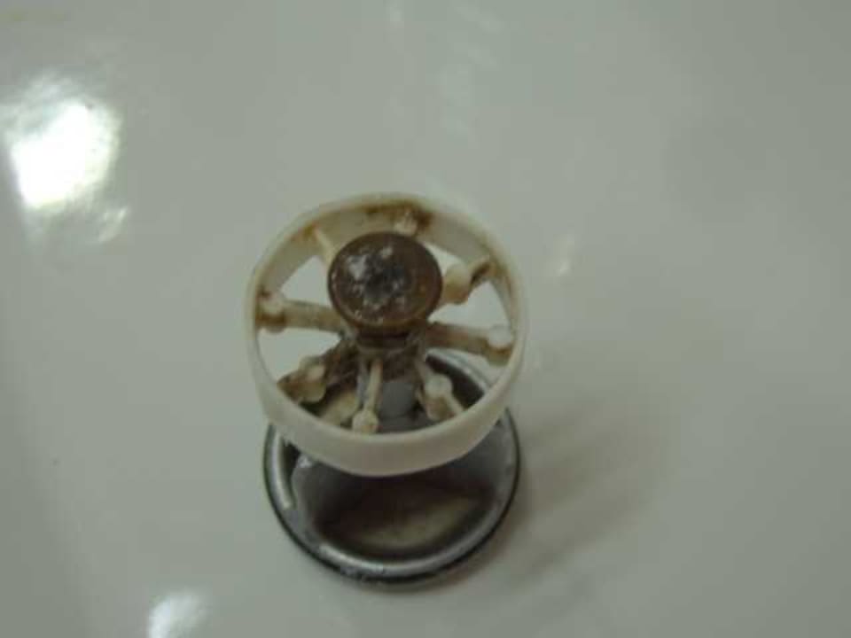 Der Abfluss-Stopfen des Waschbeckens Djerba Castille