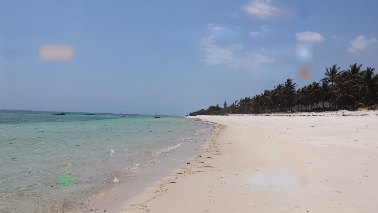 Strand rechts/ links vom Hotel Resort Amani Tiwi Beach