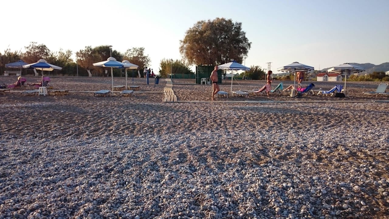 Strand mit kostenpflichtigen Liegen Afandou Bay Resort Suites