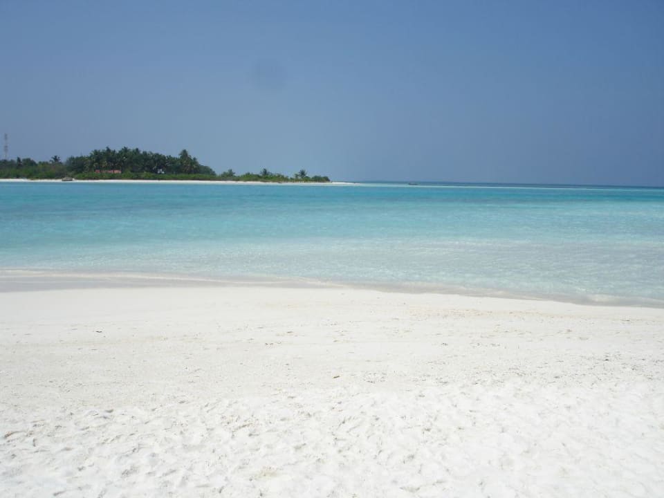 Südspitze mit Einheimischen-Insel im Hintergund Meeru Maldives Resort Island
