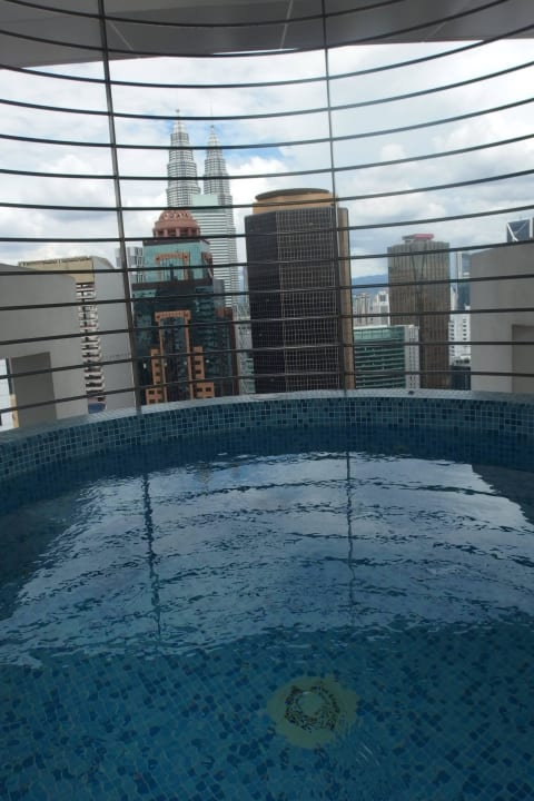 Blick vom Skyroofpool zu den Twins PARKROYAL Serviced Suites Kuala Lumpur