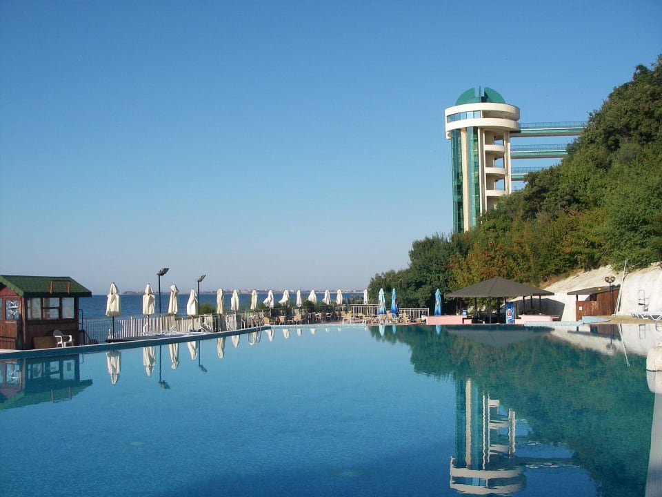 Basen o poranku Paradise Beach Hotel