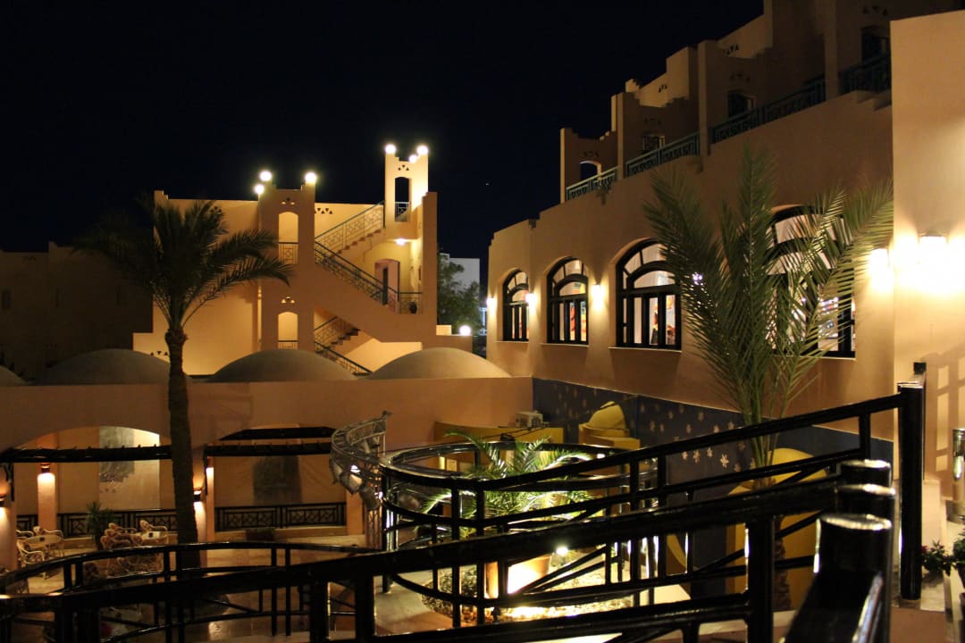Лестница у ресторанв Hotel Le Pacha Beach Resort