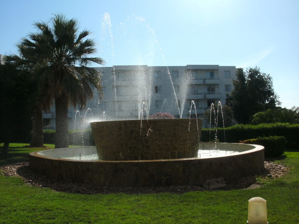 Springbrunnen vorm Hotel allsun App.-Hotel Orient Beach