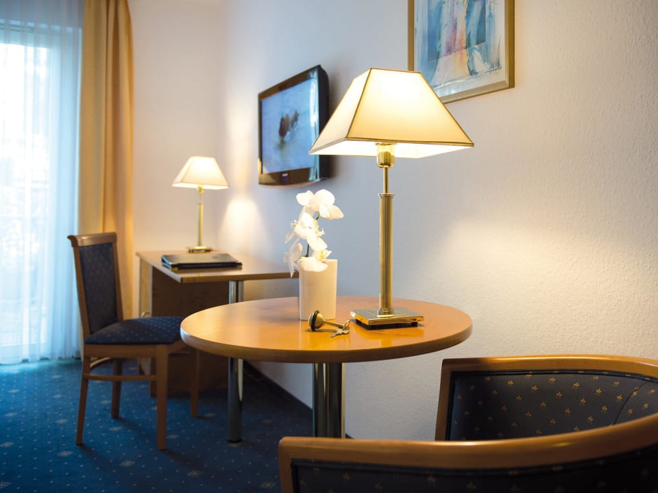 Standard - Zimmer, Sitzecke und Schreibtisch Victor's Residenz-Hotel Gummersbach