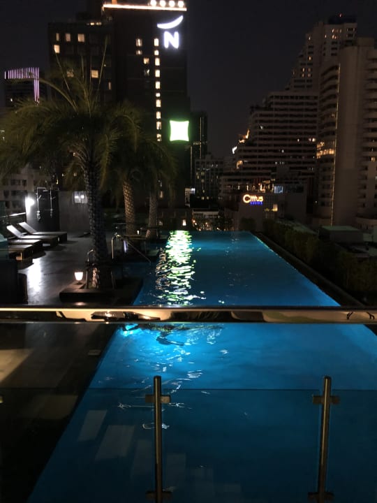 Pool SureStay Plus Hotel by Best Western Sukhumvit 2