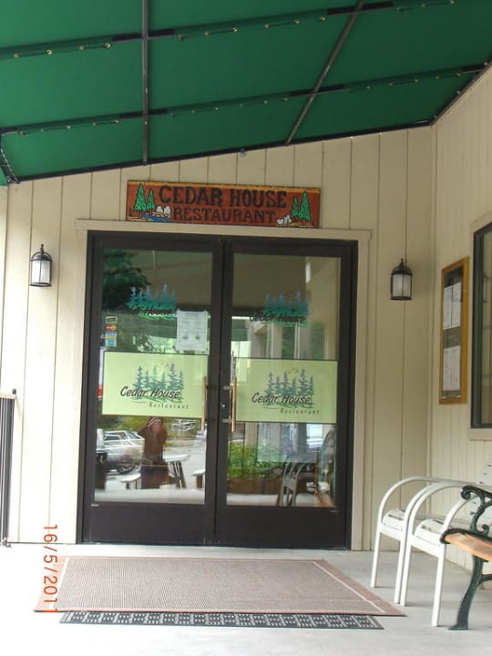 Zugang zum Restaurant Yosemite Cedar Lodge