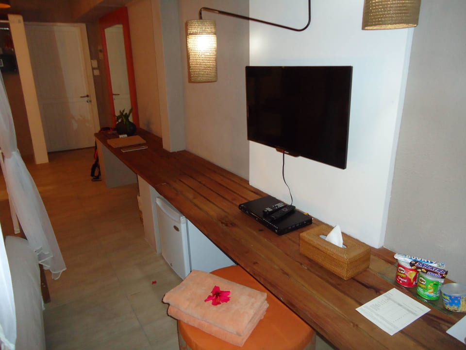 Regal, Flachbildschirm-TV, Kühlschrank, Hocker Friday Attitude