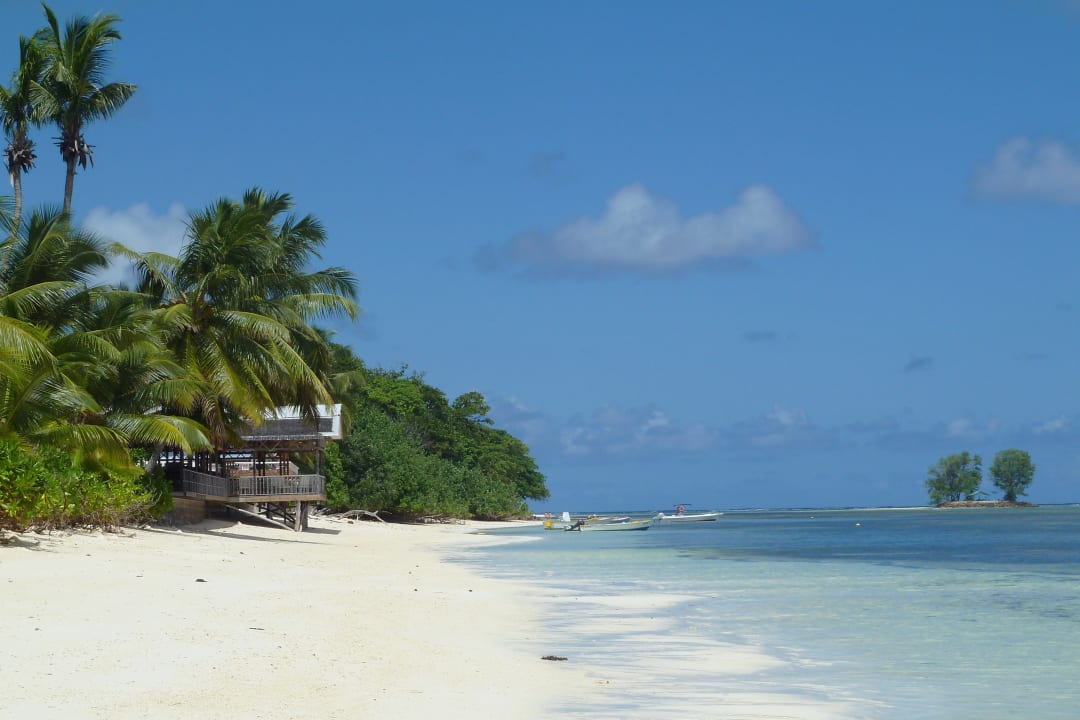 Aussenansicht Buffetrestaurant vom Strand aus La Digue Island Lodge