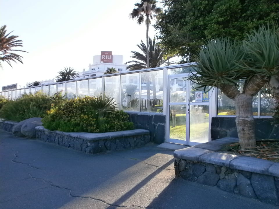 Ausgang zur Strandpromenade Sahara Beach Club