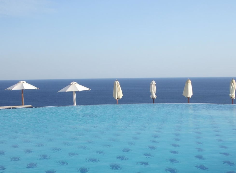 Poolanlage mit Meer im Hintergrund Hotel Kalithea Horizon Royal