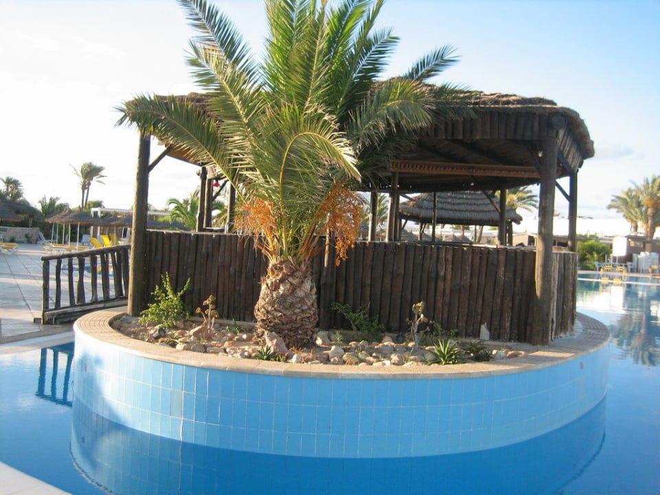 Pool mit Bar,war nicht in Betrieb Djerba Sun Beach Hotel & Spa