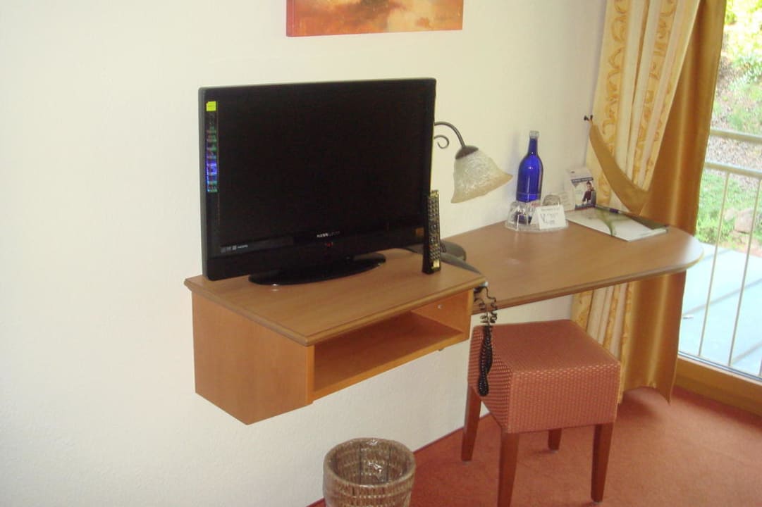 Schreibtisch/Flat-TV Jagdhof Klein-Heilig-Kreuz