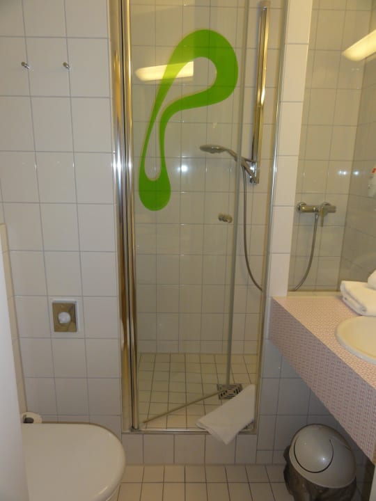 Bad mit großer Dusche (für 2 nutzbar) Prize by Radisson, Bremen City
