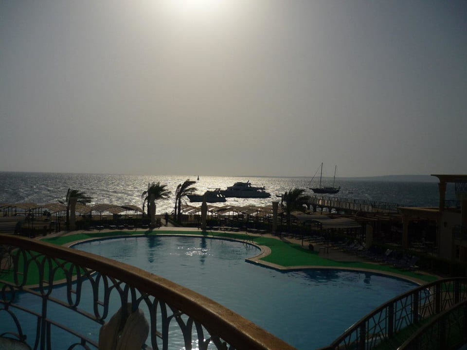 Am Abend King Tut Resort