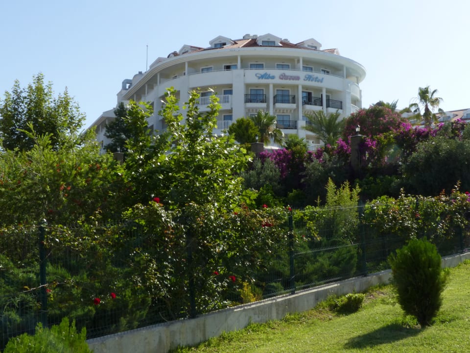 Das Hotel vom Strand aus Alba Queen Hotel
