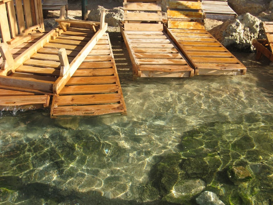 Ligestühle im Wasser Dive Inn Resort