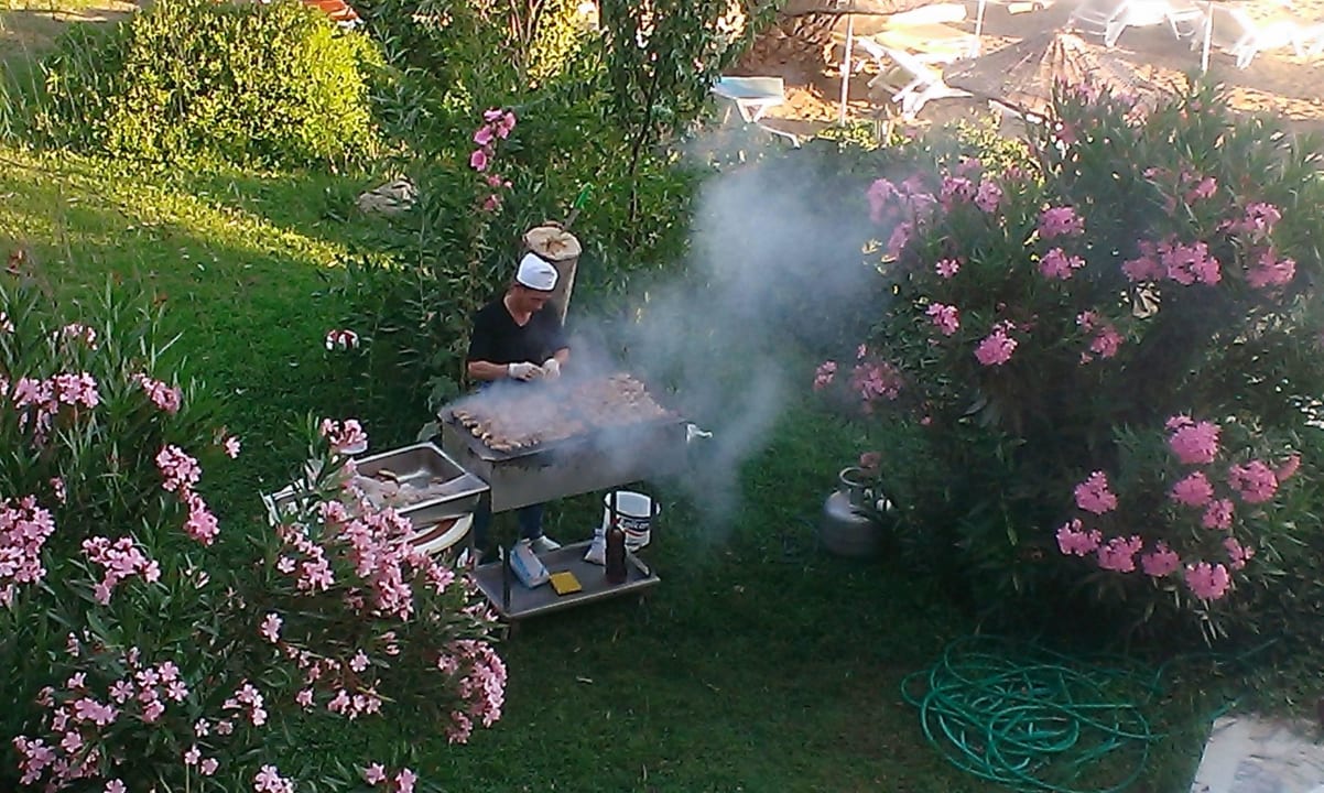 Koch beim Grillen Dogan Paradise Beach