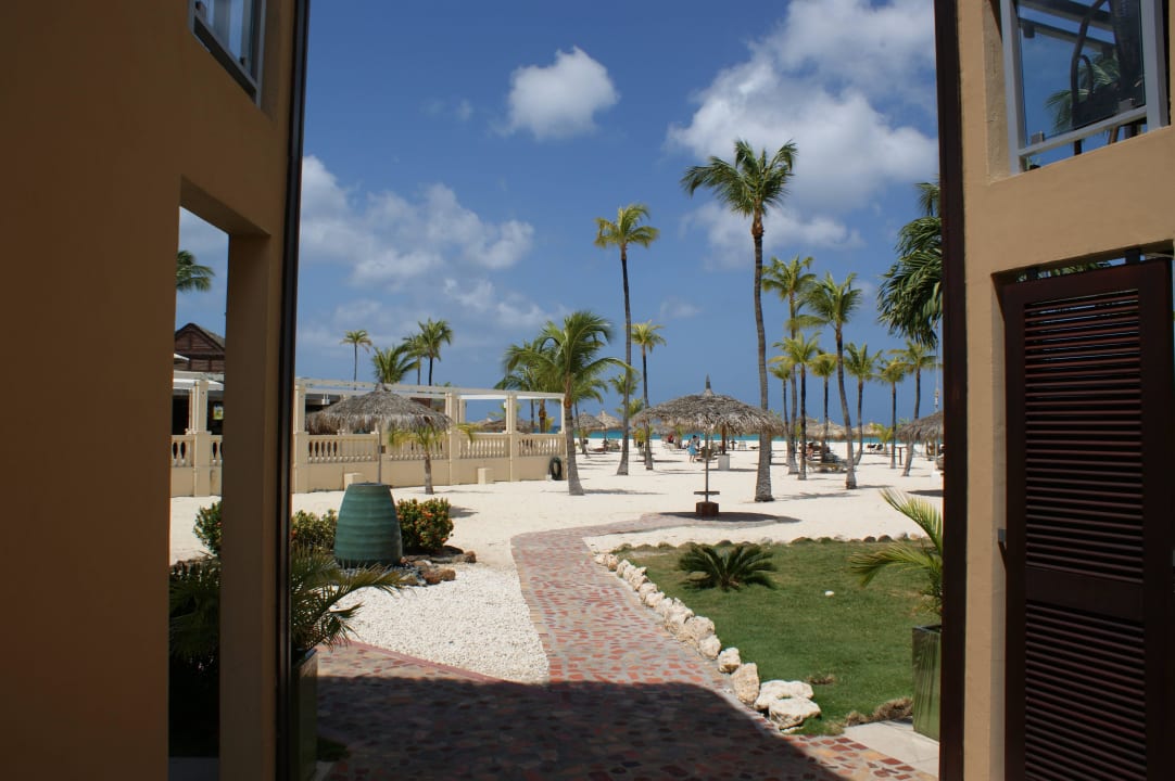 Durchgang zum Eagle Beach Manchebo Beach Resort & Spa