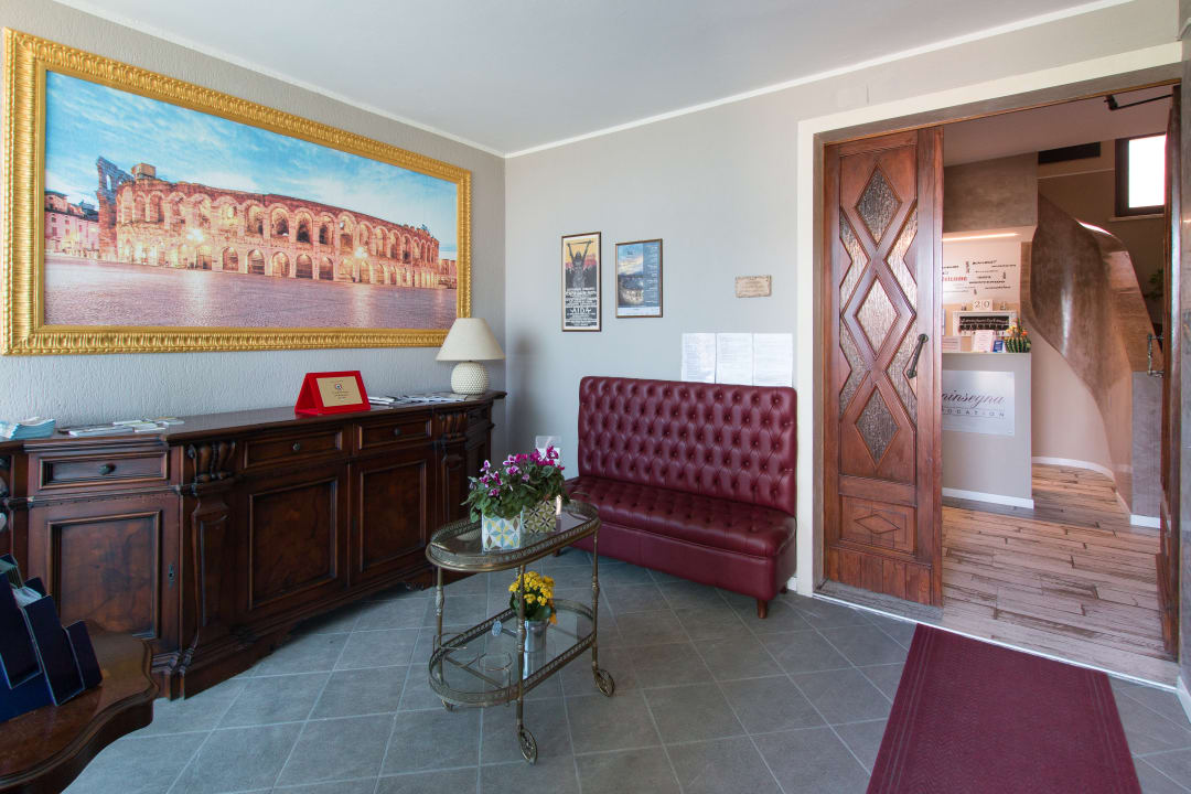 Lobby Villa Boninsegna - Wine Enoteca Verdi -