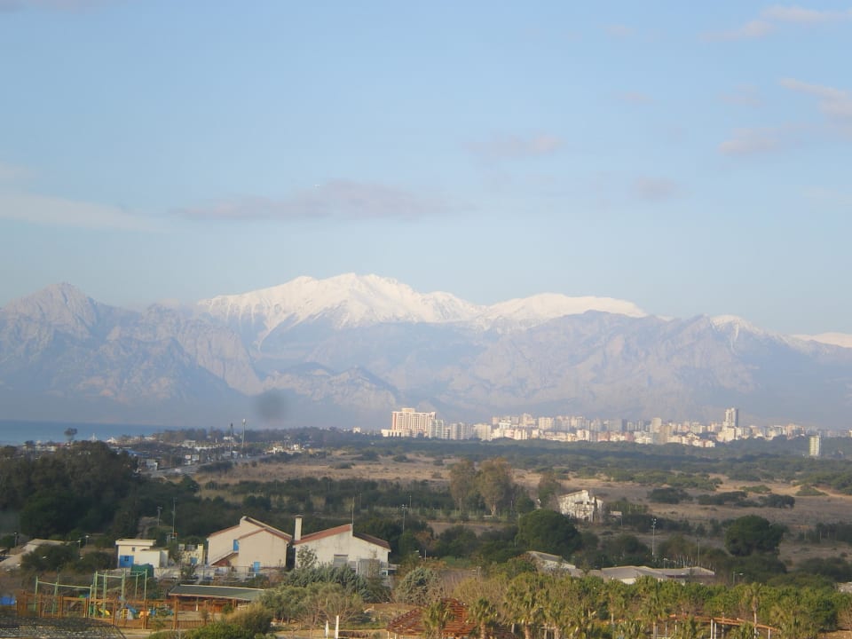 Blick von der Terrasse auf den Taurus mit Schnee Hotel Miracle Resort