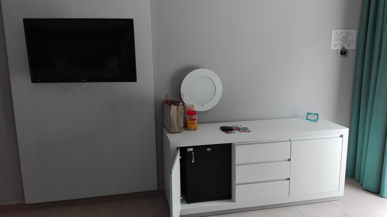 Kleiner Kühlschrank undTV Hotel Las Costas