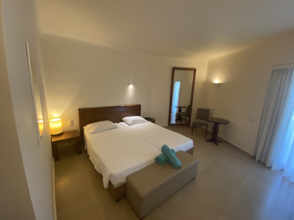 Zimmer Apollonia Beach Resort & Spa