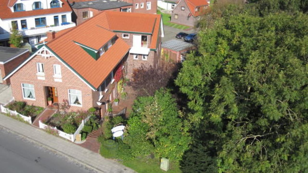 Höhenbild von Drohne Nordseehotel Fischerhus